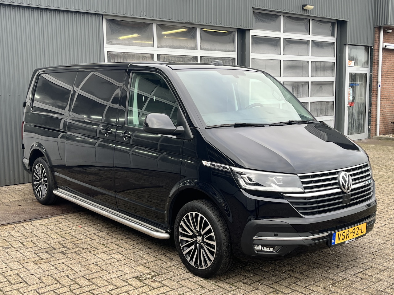 Volkswagen Transporter - 2.0 TDI L2H1 Bulli 150pk Automaat Airco Cruise controle Digitaal display Trekhaak 2500kg t - AutoWereld.nl