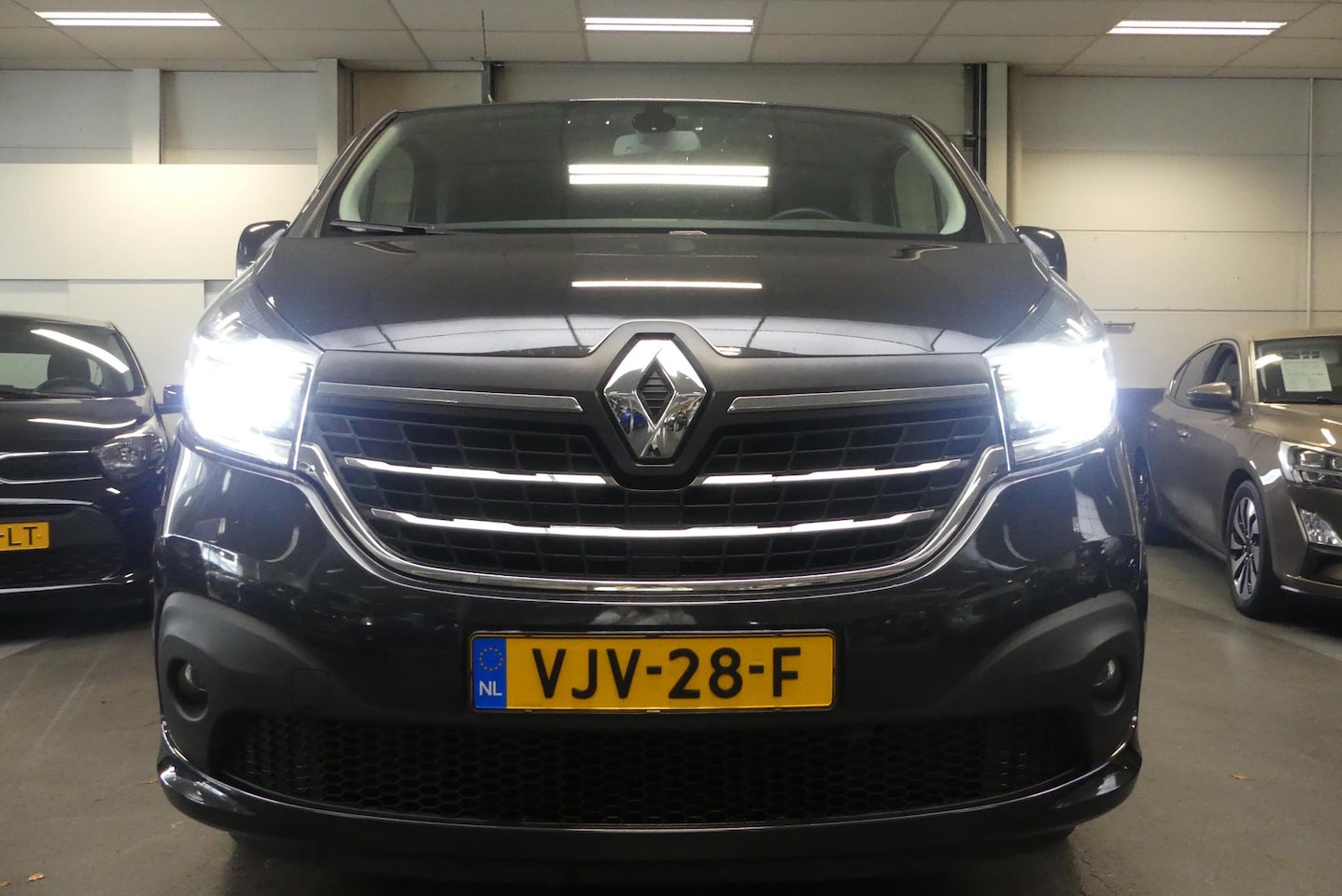 Renault Trafic - 2.0 dCi 145 T29 L2H1 DC Business 5p., TREKHAAK (1.630KG), LEER, CRUISE, CLIMA, NAVI, 105.7 - AutoWereld.nl