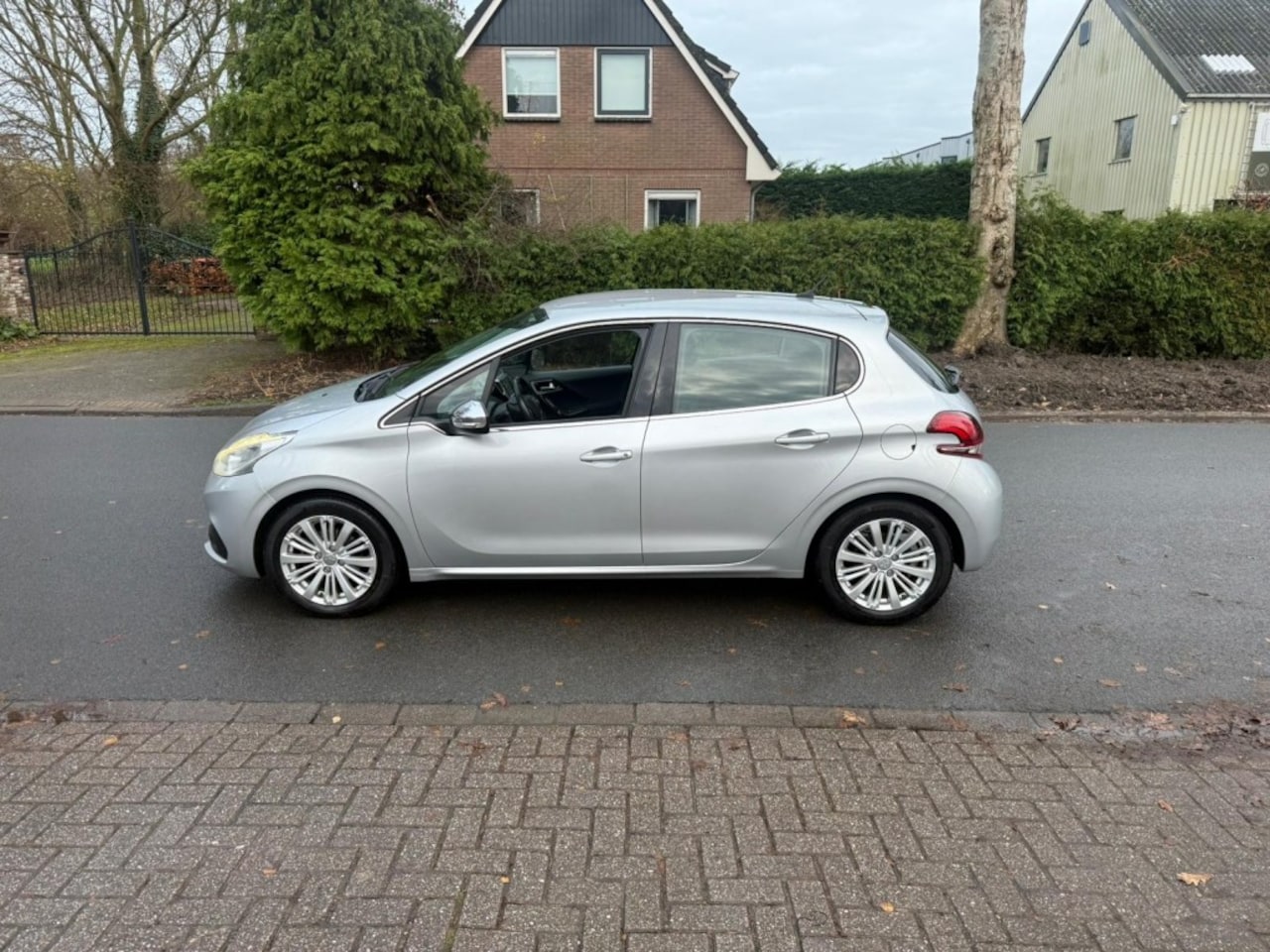 Peugeot 208 - 1.2 Pure Tech Allure*automaat*Lichtmetaal*ecc*cruisecontrol*NAP* - AutoWereld.nl