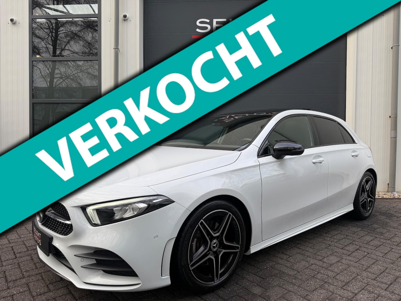 Mercedes-Benz A-klasse - 180 Premium Plus AMG Pano/Ambiente/Car Play/LED/Navigatie/Camera/Alcantara/PDC/Cruise/Clim - AutoWereld.nl