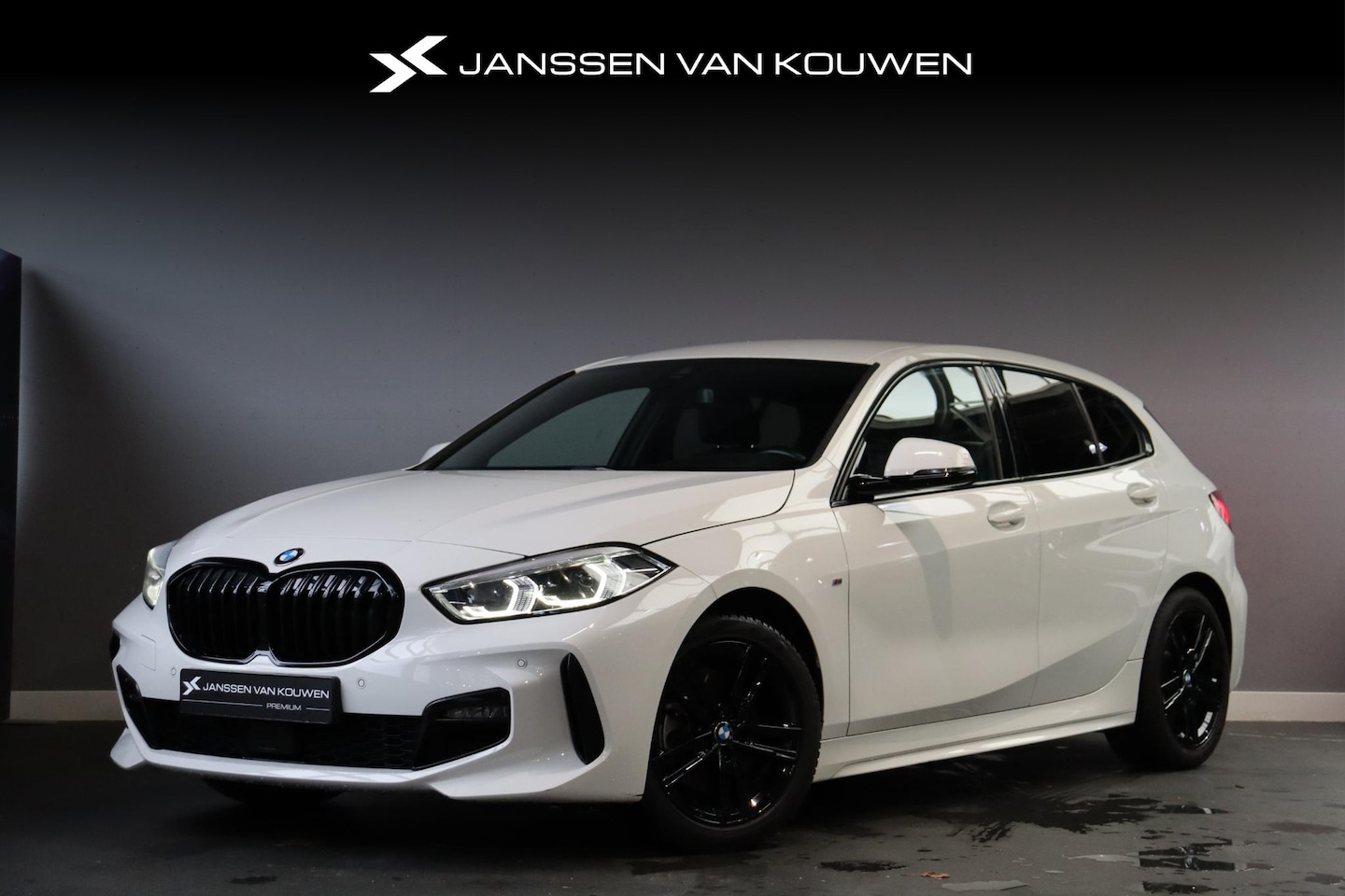 BMW 1-serie - 118i High Executive / M-Sport / Automaat / Stuur+Stoelverwarming / Trekhaak / Navigatie - AutoWereld.nl