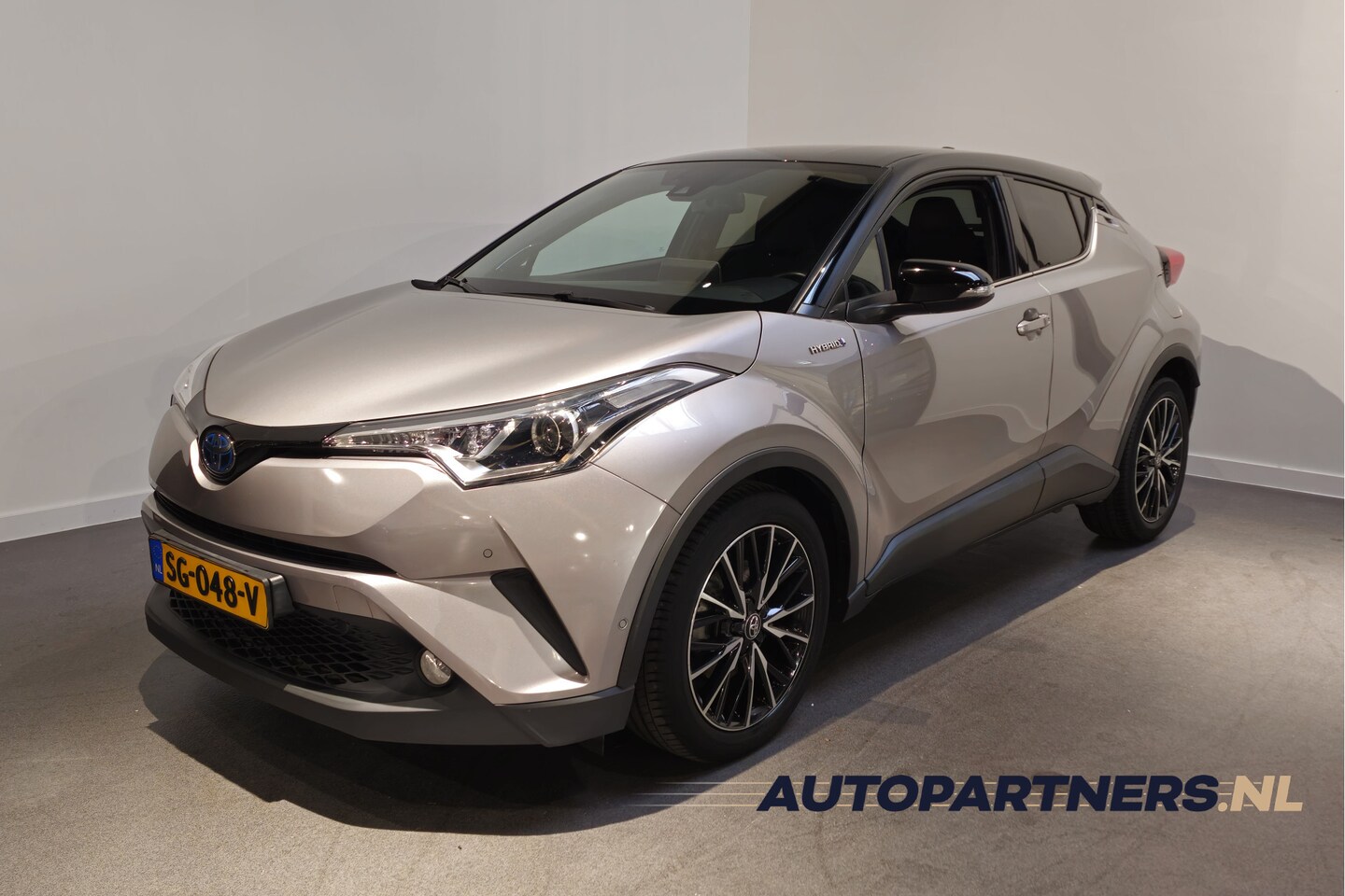 Toyota C-HR - 1.8 Hybrid Style Bi-Tone - Stoelverwarming - Adaptive Cruise - Dodehoekdetectie - JBL Audi - AutoWereld.nl