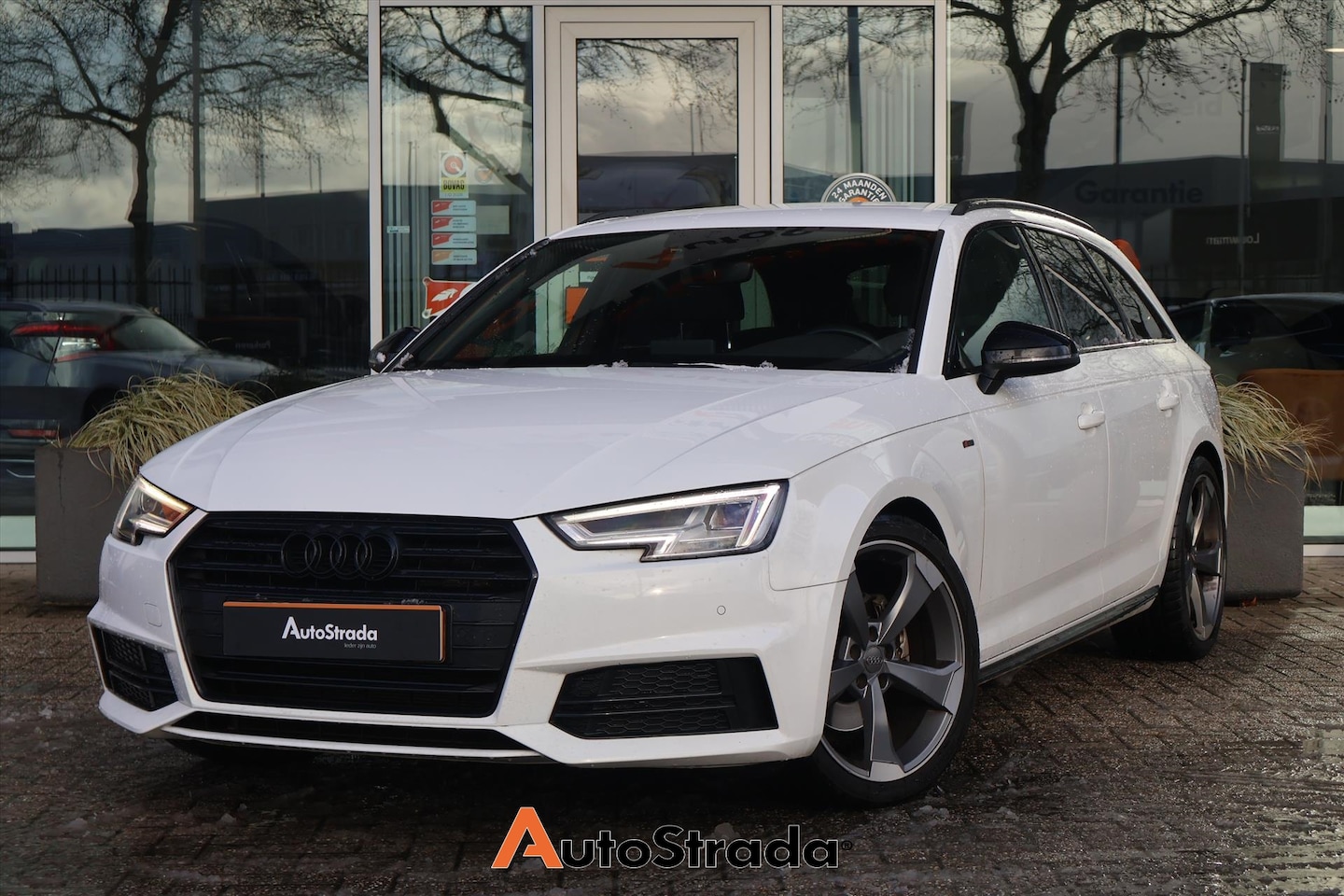 Audi A4 - 1.4 S-Line TFSI | Stoelverwarming | LED | Cruise | Climate | Navigatie | Radio | Parkeerse - AutoWereld.nl