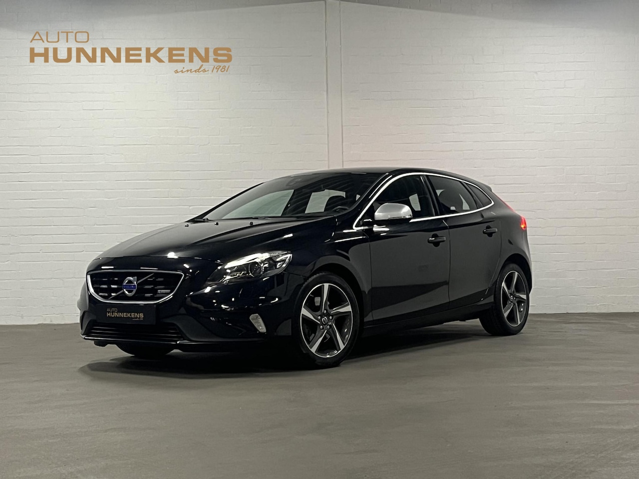 Volvo V40 - 1.6 T3 R-Design Cruise control | Climate control | Stoelverwarming | Navigatie | Parkeerse - AutoWereld.nl