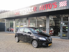 Lancia Y(psilon) - Ypsilon 0.9 TwinAir Gold met trekhaak apk 17-10-2026