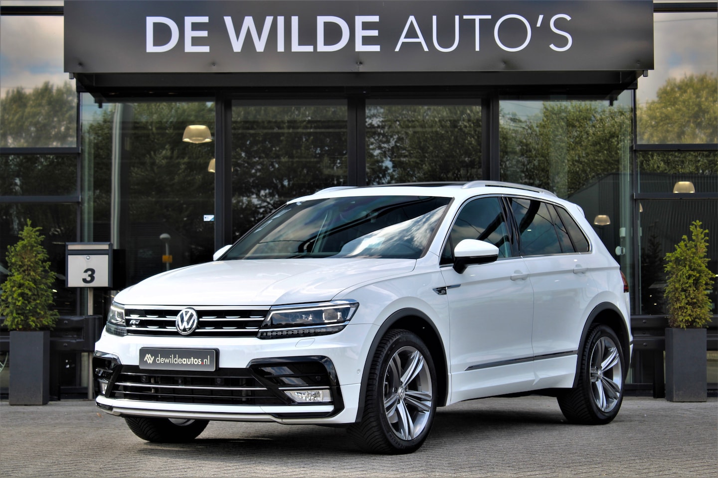 Volkswagen Tiguan - 2.0 TSI 4Motion R-line Pano  VirtualCockpit Head-up Standkachel ACC 360-camera - AutoWereld.nl