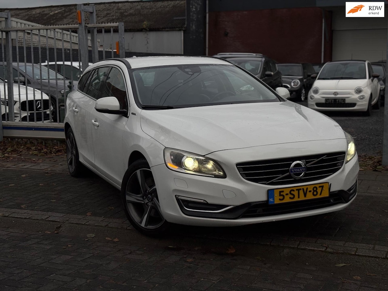 Volvo V60 - 2.4 D6 AWD Plug-In Hybrid Summum | 17” LMV | Leder | LED | navigatie | - AutoWereld.nl