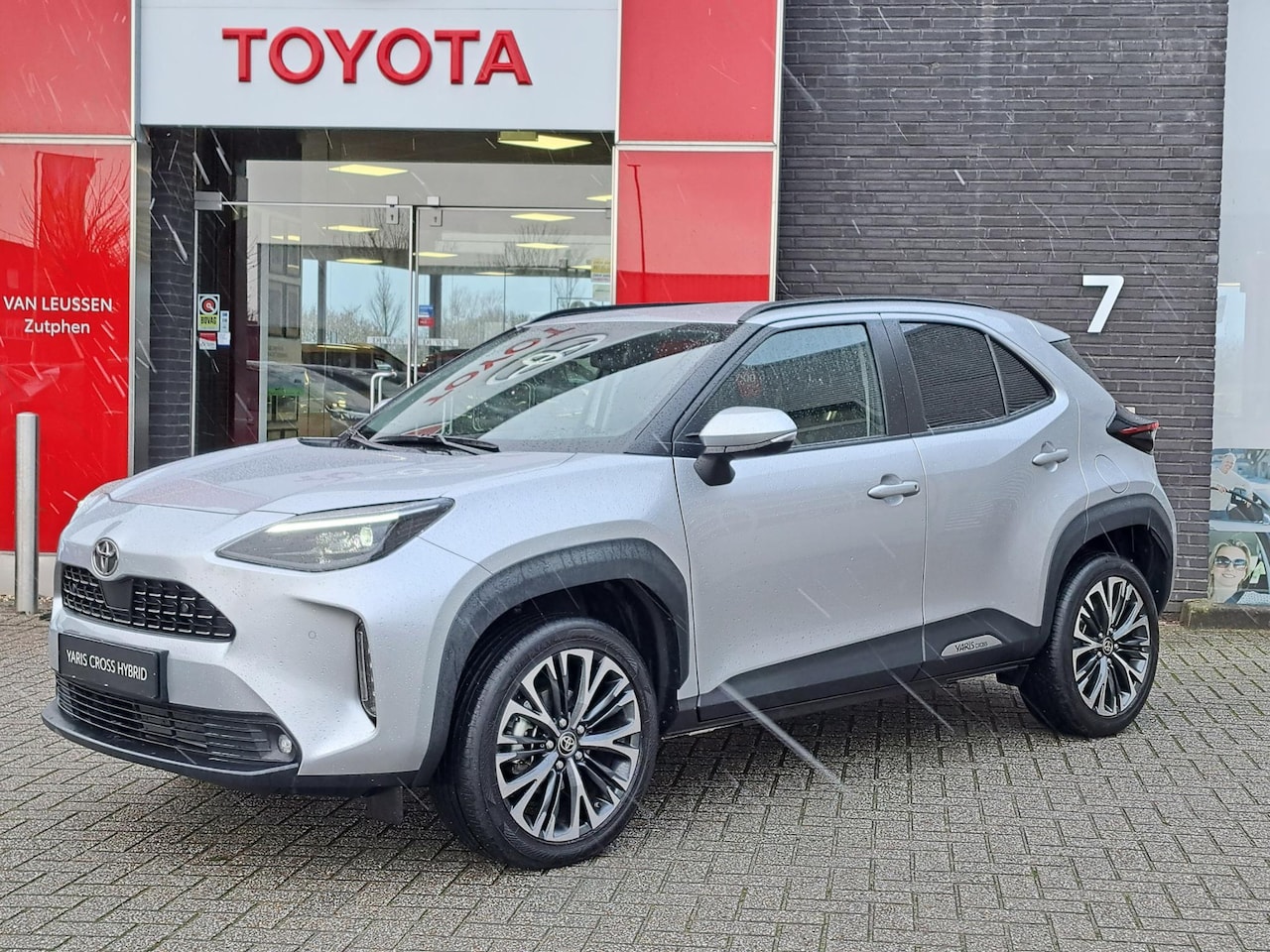Toyota Yaris Cross - 1.5 Hybrid 130 Executive STOELVERW BLIND-SPOT ELEK-ACHTERKLEP PARK-SENSOREN LM-VELGEN APPL - AutoWereld.nl