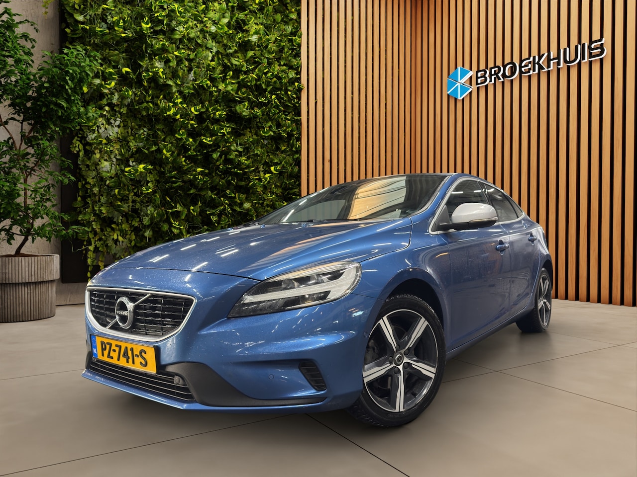 Volvo V40 - 2.0 T4 Business Sport R-design Panoramadak Trekhaak Keyless - AutoWereld.nl