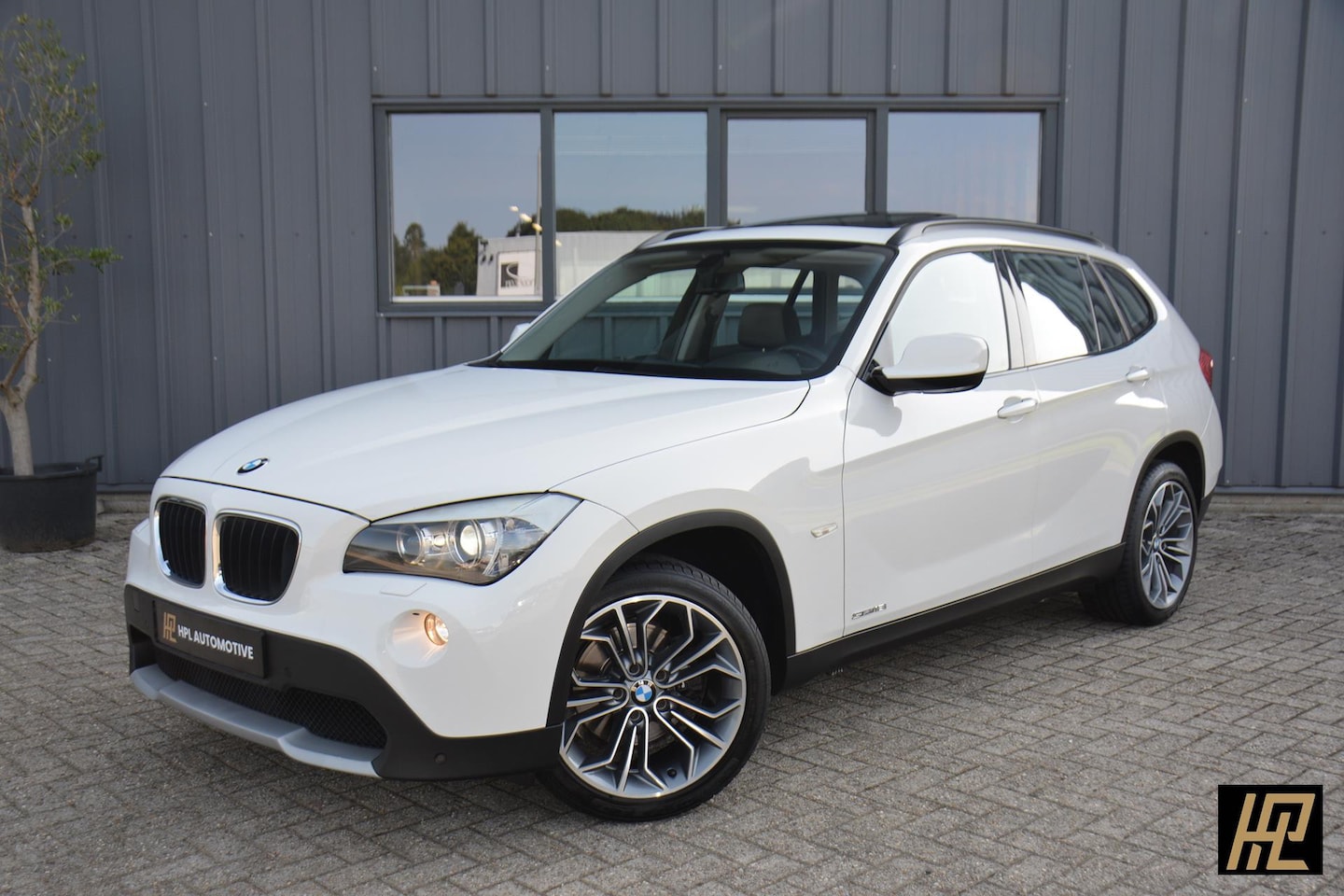 BMW X1 - SDrive18i Executive * Pano * Navi * Xenon * 18" Breedset * Trekhaak * Mooie frisse auto - AutoWereld.nl