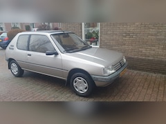 Peugeot 205 - 1.6 XT Hij is van mijn 91 jarige moeder en ze rijdt er niet meer in.