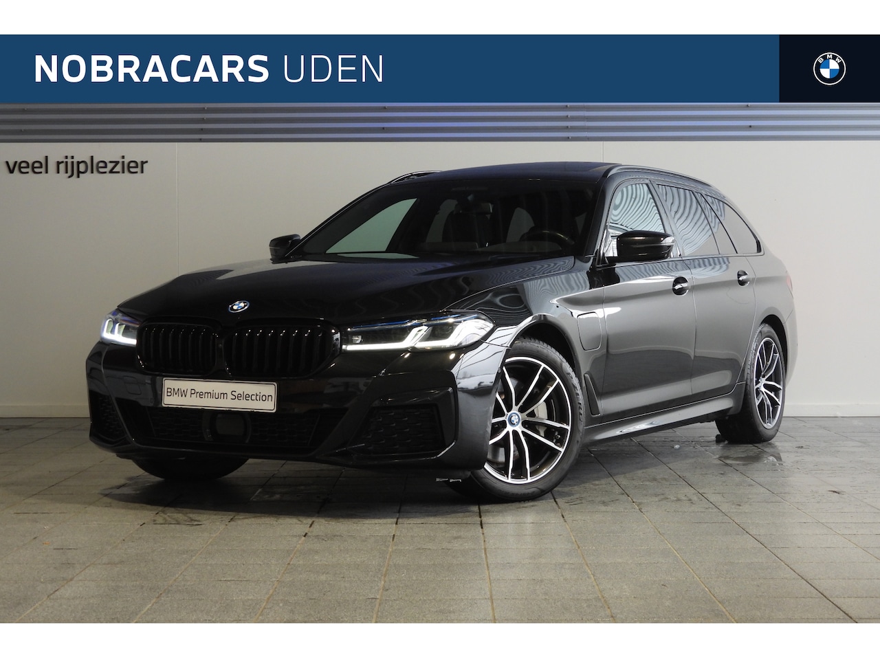 BMW 5-serie Touring - 530e High Executive M Sport Automaat / Panoramadak / Laserlight / Head-Up / Parking Assist - AutoWereld.nl