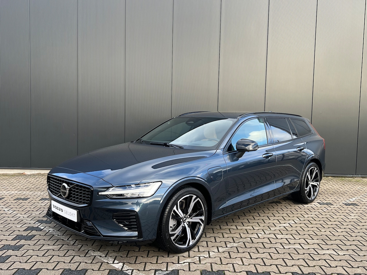 Volvo V60 - T8 Plug-in hybrid AWD Plus Performance Edition Dark | Panoramadak | Stoelventilatie | Harm - AutoWereld.nl