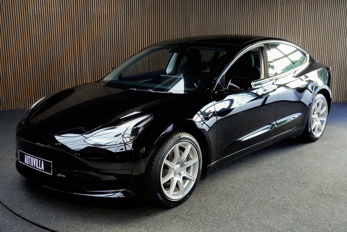 Tesla Model 3 - RWD Autopilot ACC Stuurverwarm. PDC Leer Navi Panoramadak 360° Elektr. achterklep Stoelver - AutoWereld.nl