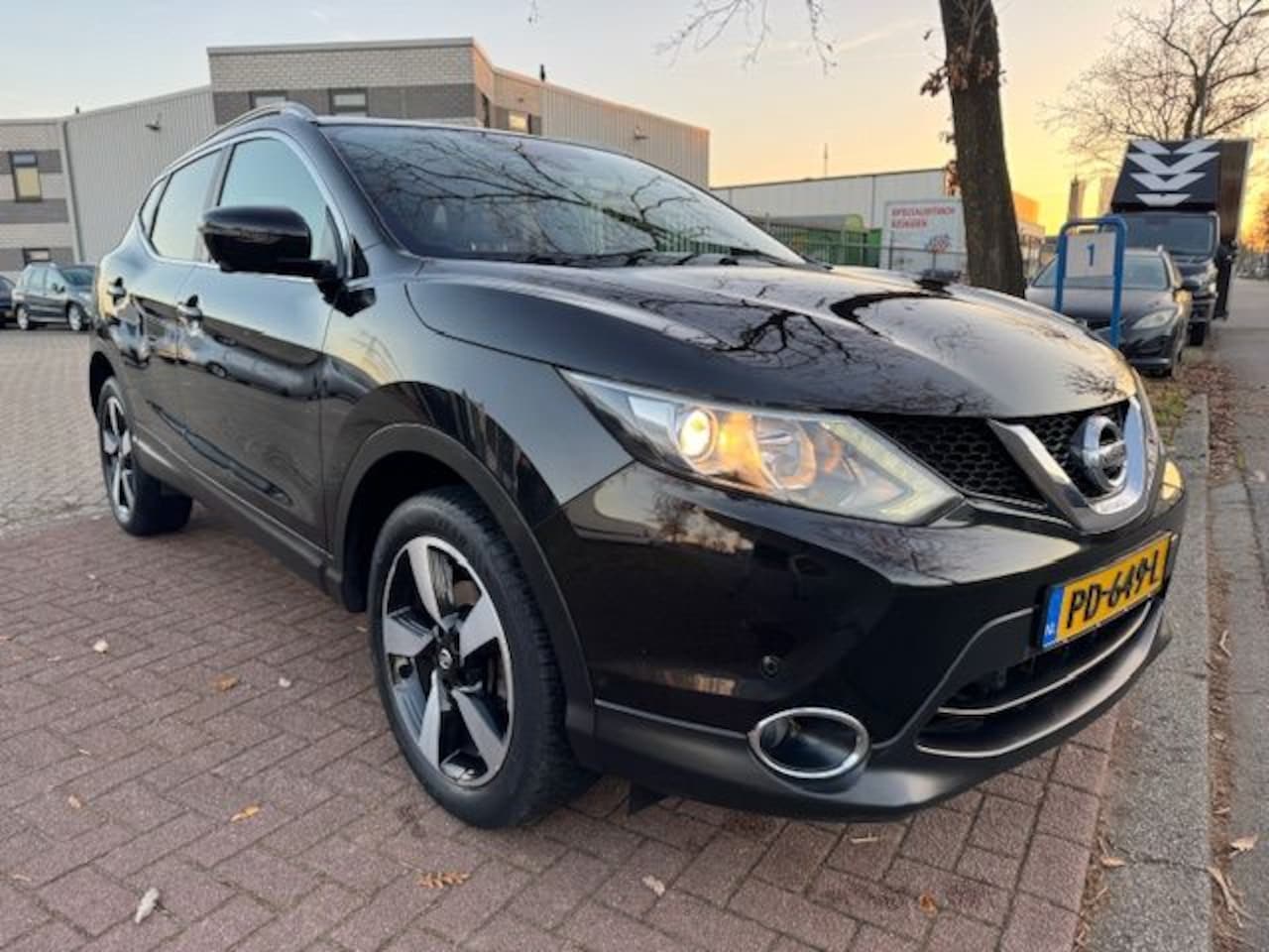 Nissan Qashqai - 1.6 Turbo 164pk N-Vision Airco/ECC,Navigatie,Camera,Panoramadak,Leder/Alcantara Interieur - AutoWereld.nl