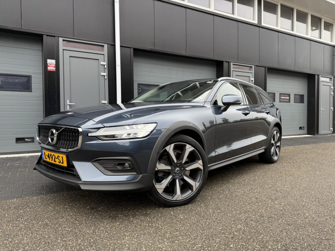 Volvo V60 Cross Country - 2.0 B5 AWD  Pro 2.0 B5 AWD Pro - AutoWereld.nl