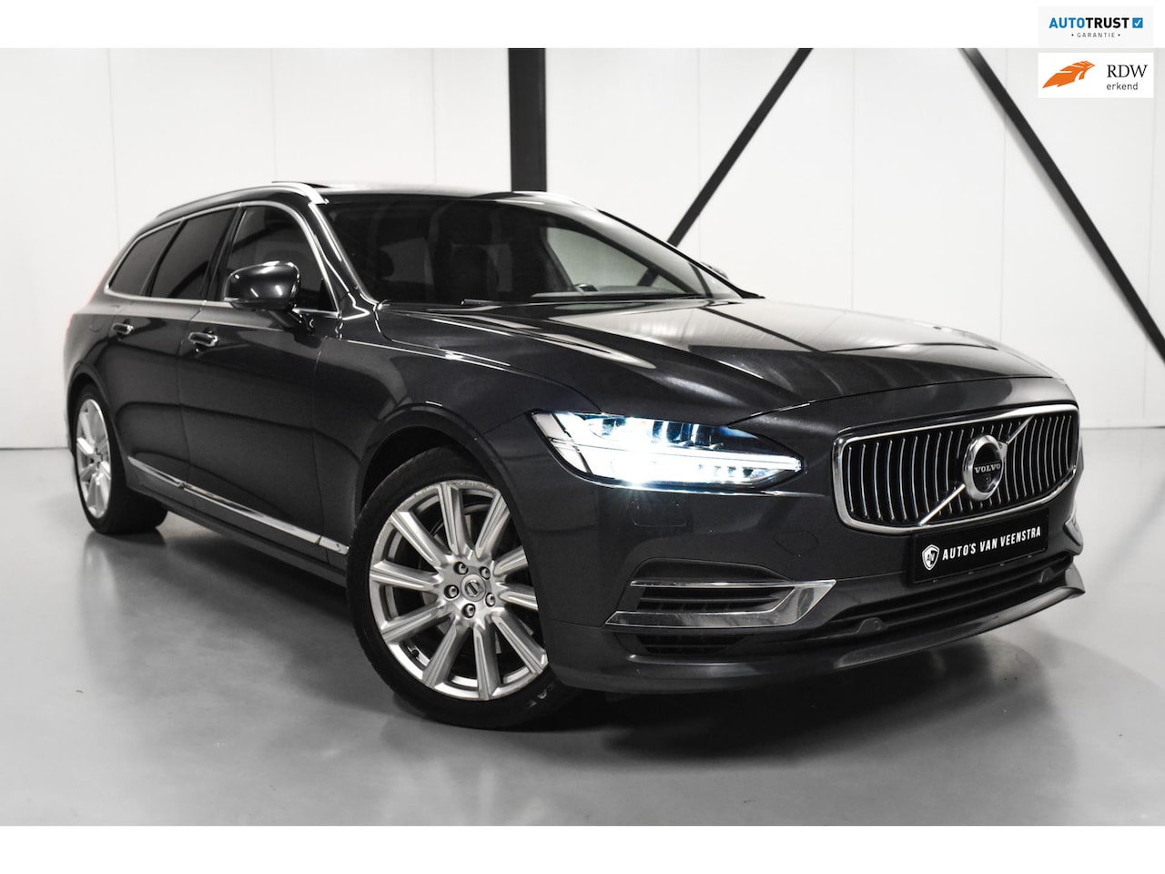 Volvo V90 - 2.0 T8 AWD Inscription | 20" | B&W | PANO | Trekhaak | Massage | Dealer onderhouden - AutoWereld.nl