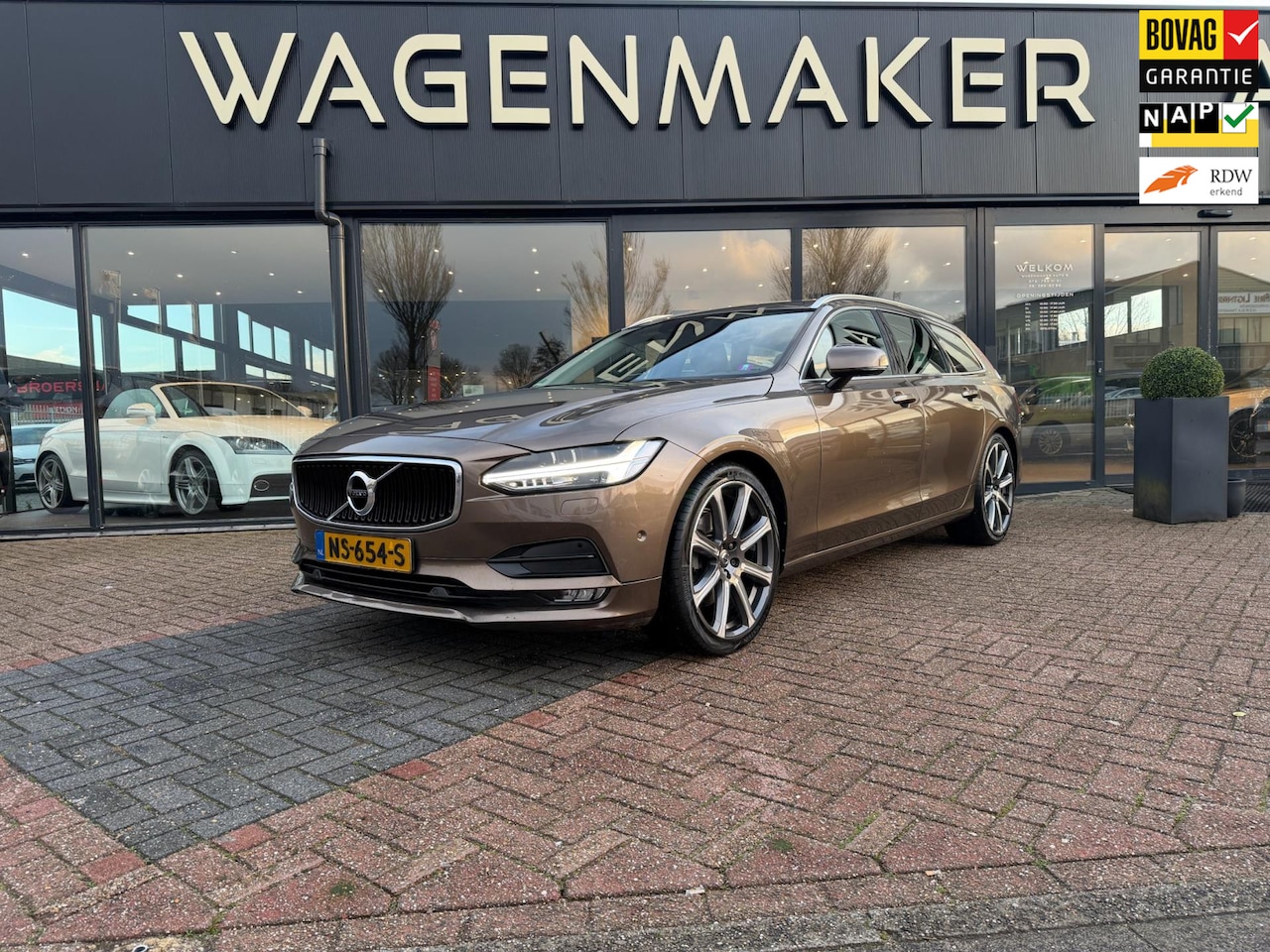 Volvo V90 - 2.0 D4 Momentum AUT|NAVI|ACC|Leder|DEALERONDERHOUD - AutoWereld.nl
