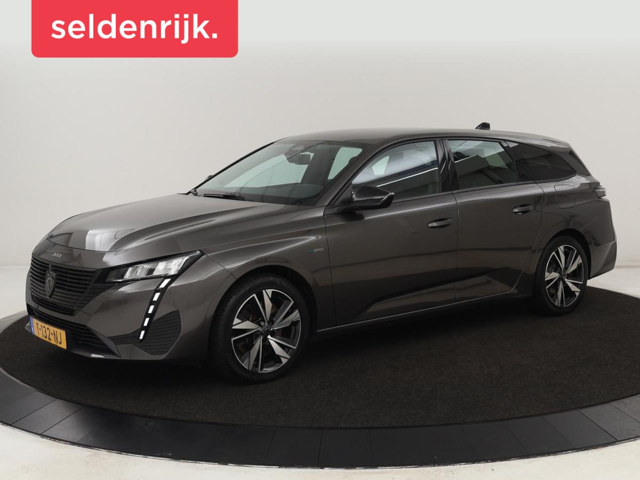 Peugeot 308 - 1.6 PHEV Active Pack Business | Stoelverwarming | Half leder | Trekhaak | Navigatie | Full - AutoWereld.nl