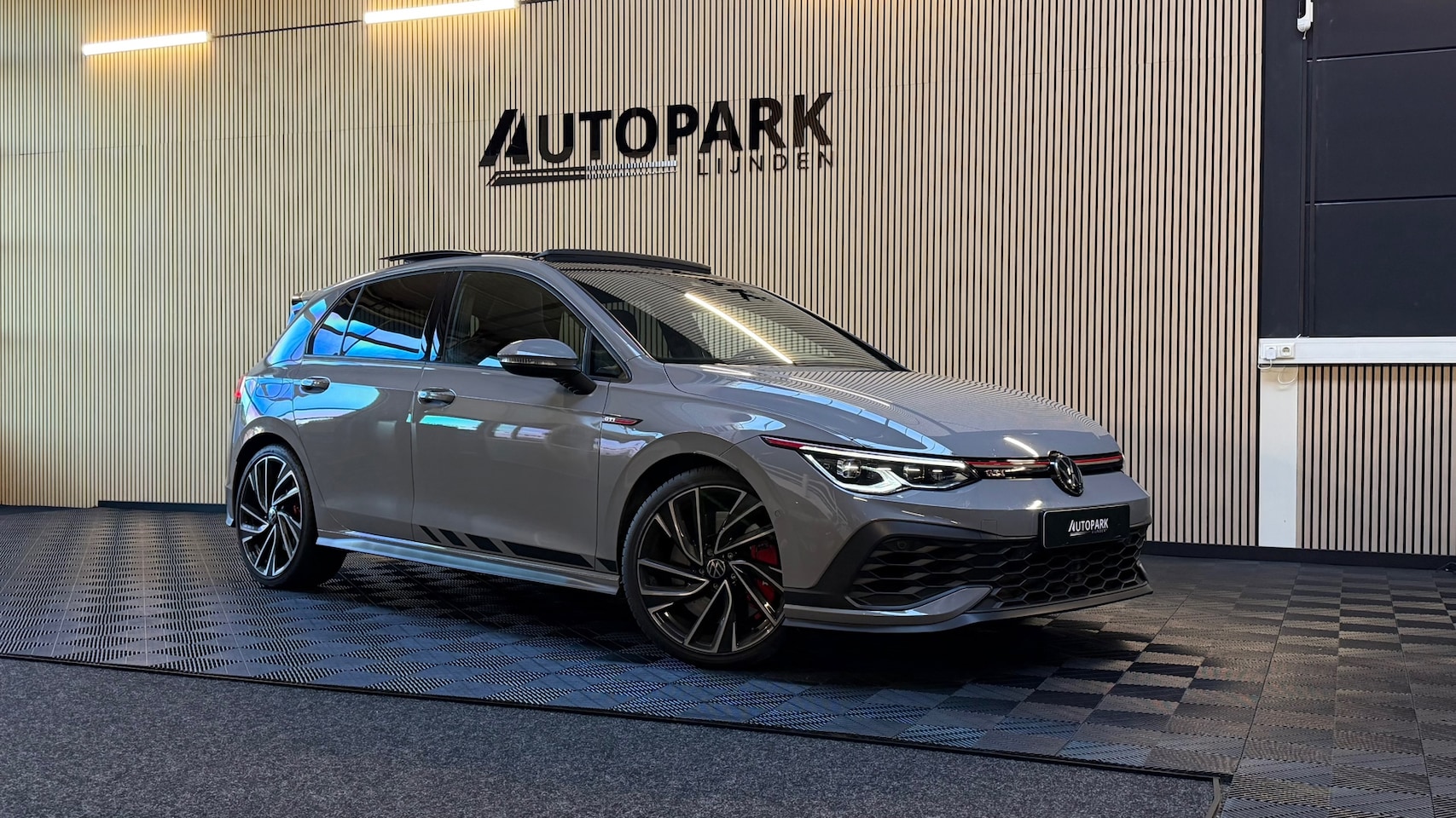 Volkswagen Golf - 2.0 TSI GTI CLUBSPORT PANO|HUD|QLIGHTS|BLINDSPOT|SFEERVERLICHTING|BOMVOL! - AutoWereld.nl