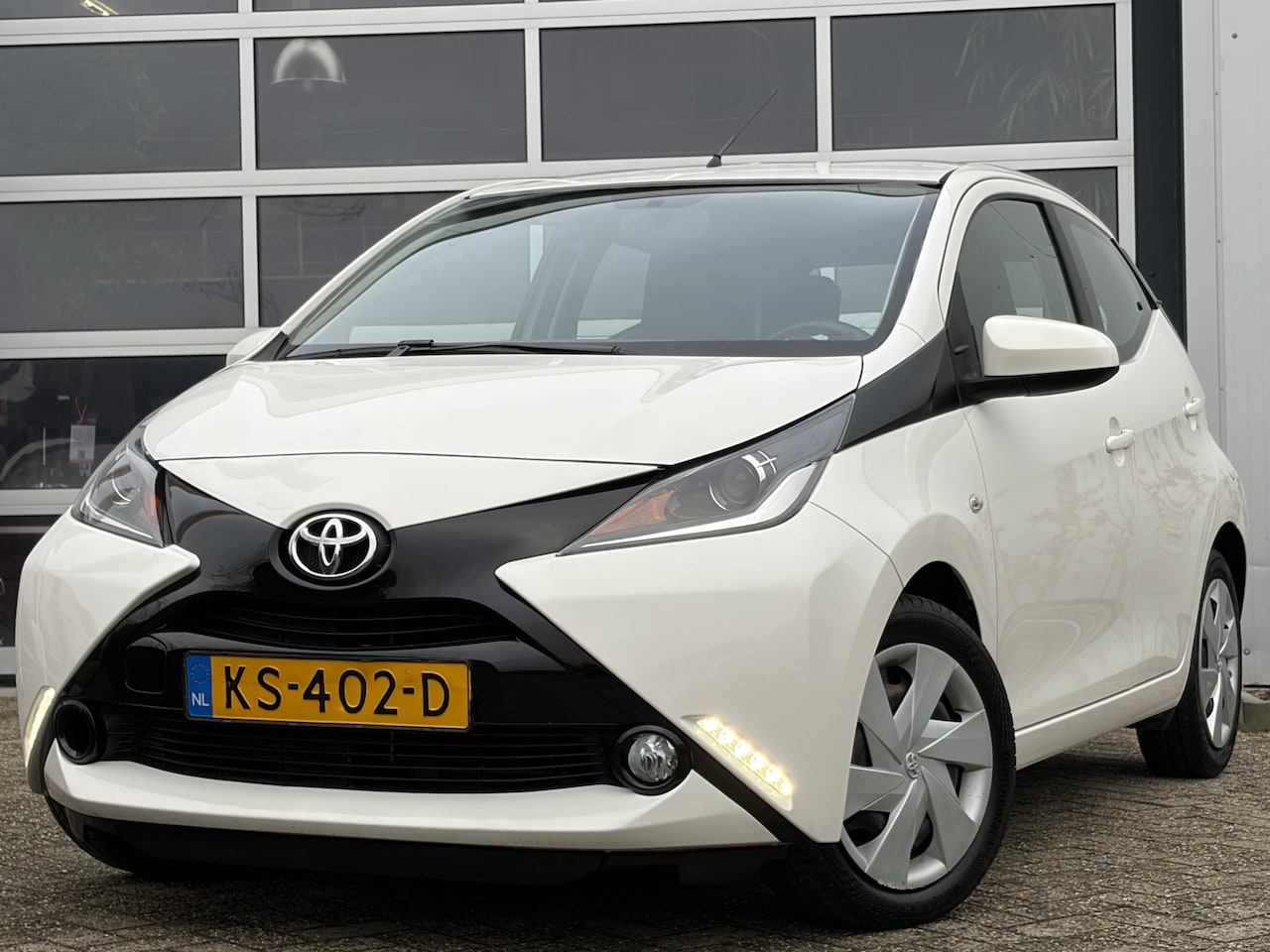 Toyota Aygo - 1.0 VVT-i x-play 70pk | Achteruitrijcamera | Bluetooth | Cruise control | Elektrische rame - AutoWereld.nl
