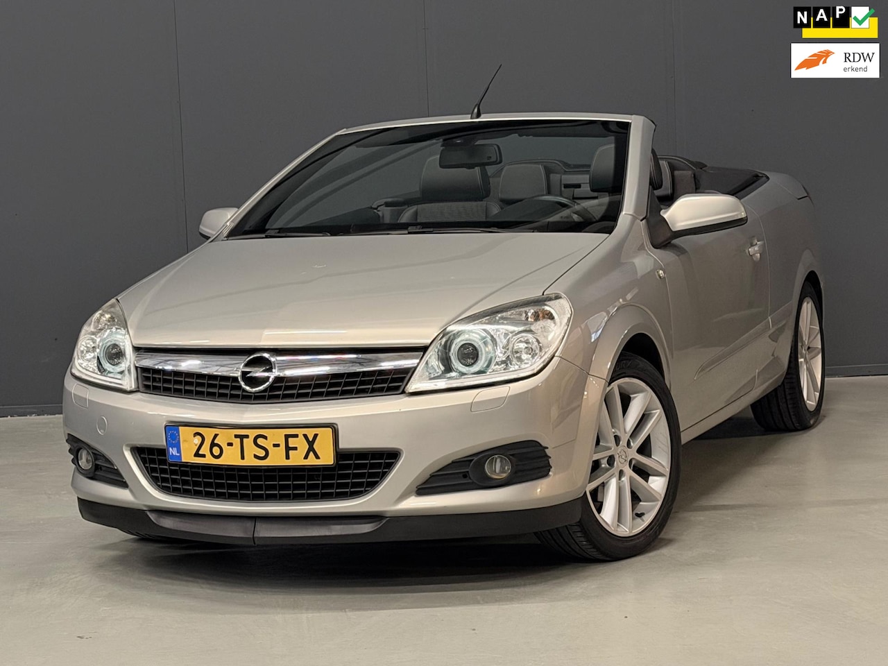 Opel Astra TwinTop - 1.8 Cosmo AUTOMAAT NAVI/CAMERA/HALF-LEDER/CRUISE | KEURIGE AUTO ! - AutoWereld.nl