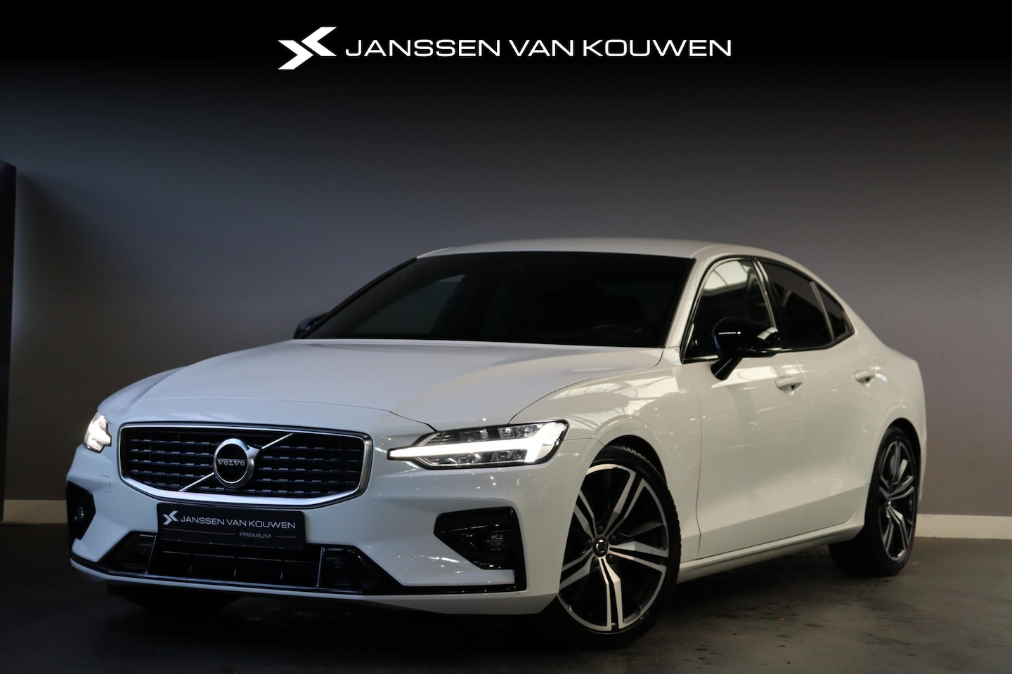 Volvo S60 - 2.0 T4 R-Design Stoelverwarming Trekhaak Camera Apple Carplay 19" LMW - AutoWereld.nl