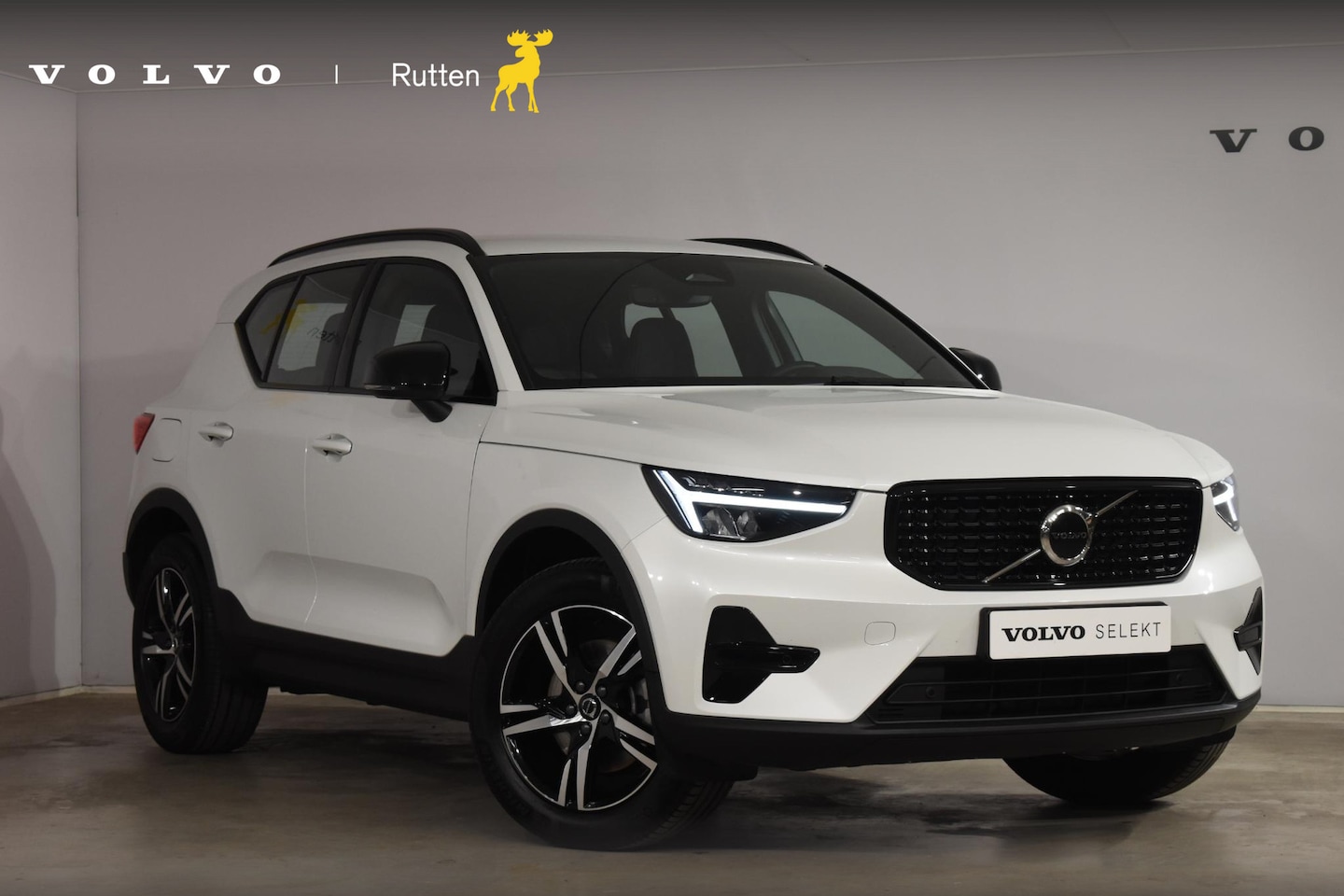 Volvo XC40 - B4 211PK Automaat Plus Dark / Navigatie / Adaptive Cruise / Harman Kardon / Stuur- & Stoel - AutoWereld.nl