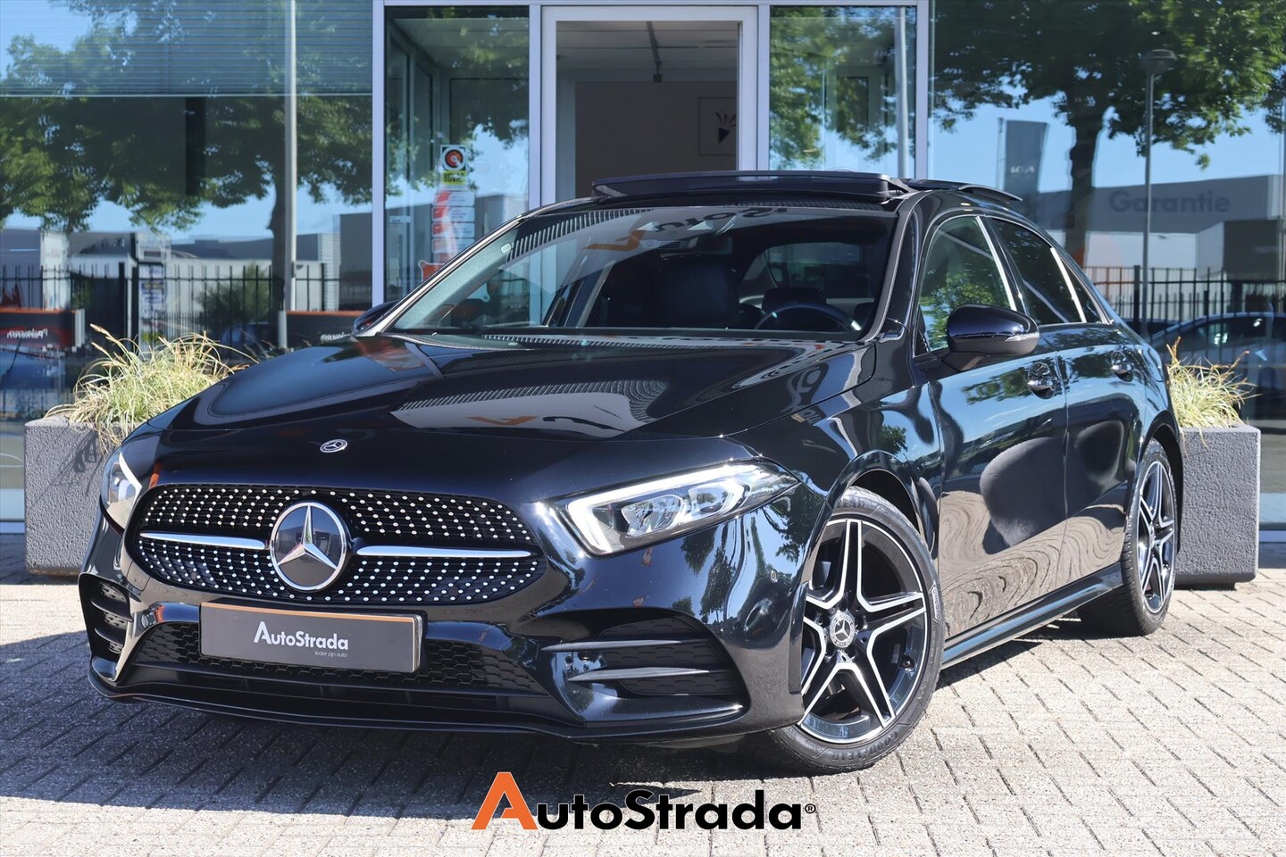 Mercedes-Benz A-klasse - Limousine A 180 AMG-Line 136pk | Pano | Sfeer | Camera | Cruise | Climate | LED | Stoelver - AutoWereld.nl
