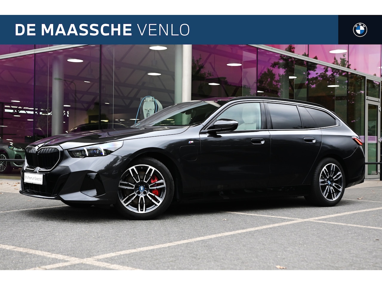 BMW 5-serie Touring - 550e xDrive M Sport Automaat / Panoramadak / Trekhaak / 	Bowers & Wilkins / Adaptief onder - AutoWereld.nl