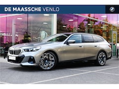 BMW 5-serie Touring - 530e M Sport Automaat / Trekhaak / Active Cruise Control / Achteruitrijcamera / M Sport on