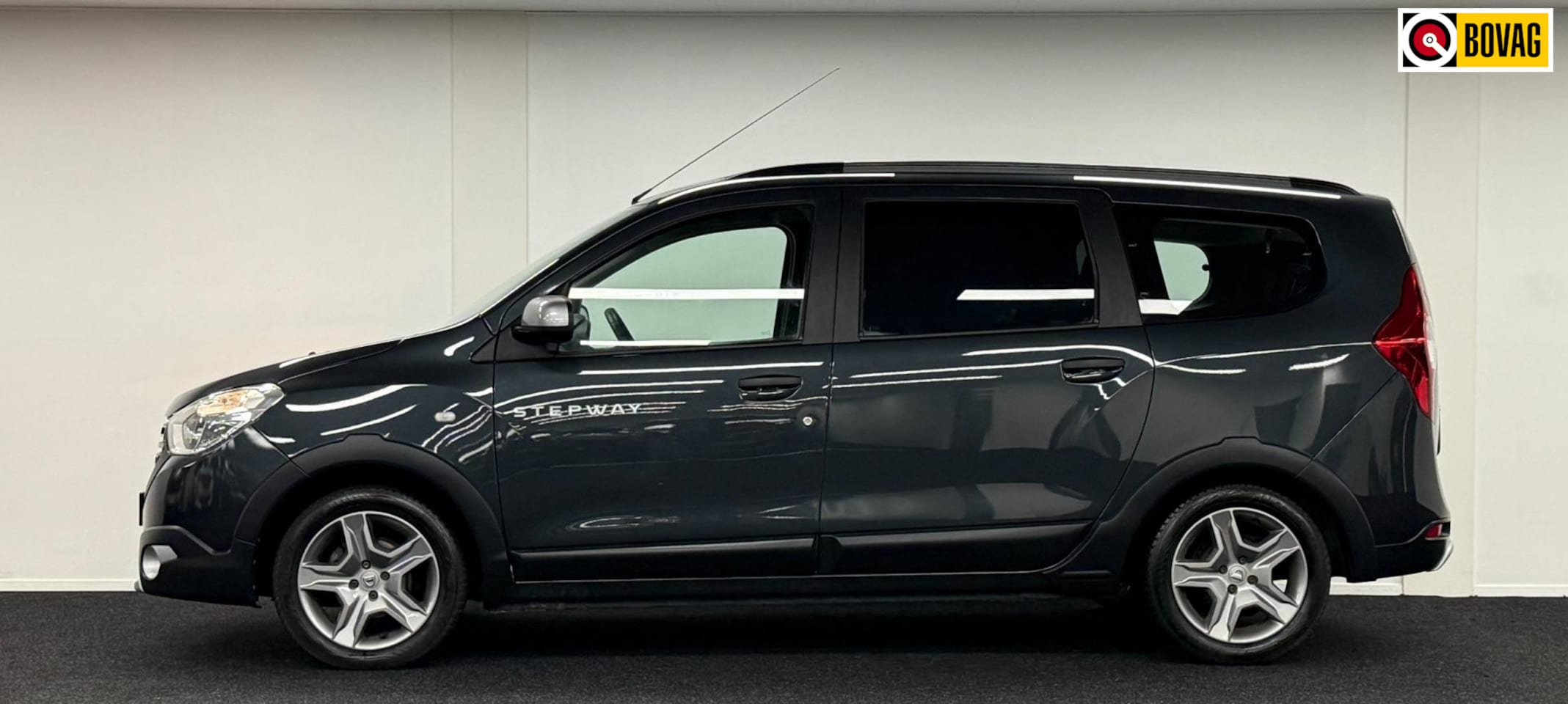 Dacia Lodgy - 1.2 TCe Ambiance 7pers*DealerOH*1eEigen*Navi*Camera*Bluetooth - AutoWereld.nl