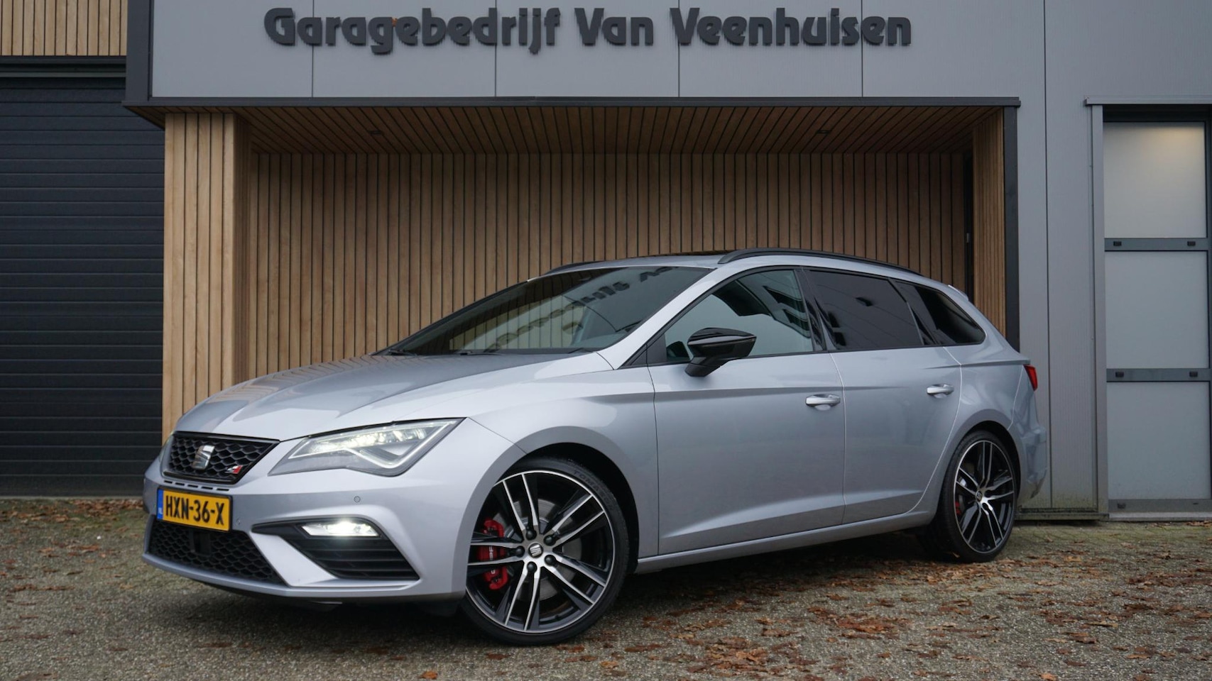 SEAT Leon ST - 2.0 TSI 300pk 4DRIVE CUPRA Pano.Dak *Sfeerverlichting* Virtual Cockpit Keyless Schaalstoel - AutoWereld.nl