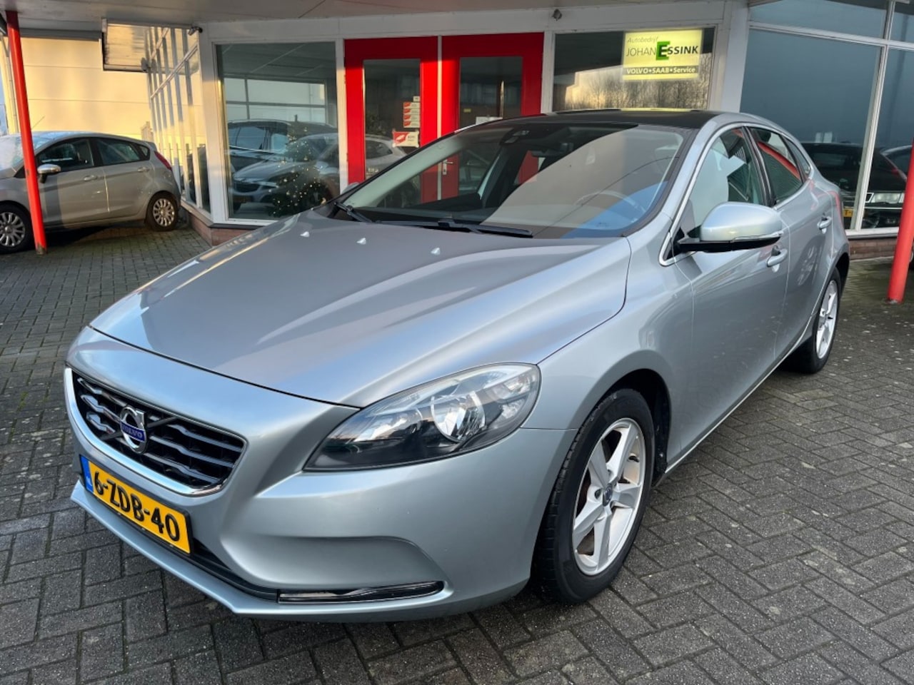 Volvo V40 - 1.6 T2 120PK Momentum Panorama dak/Trekhaak/achteruitrijcamera - AutoWereld.nl