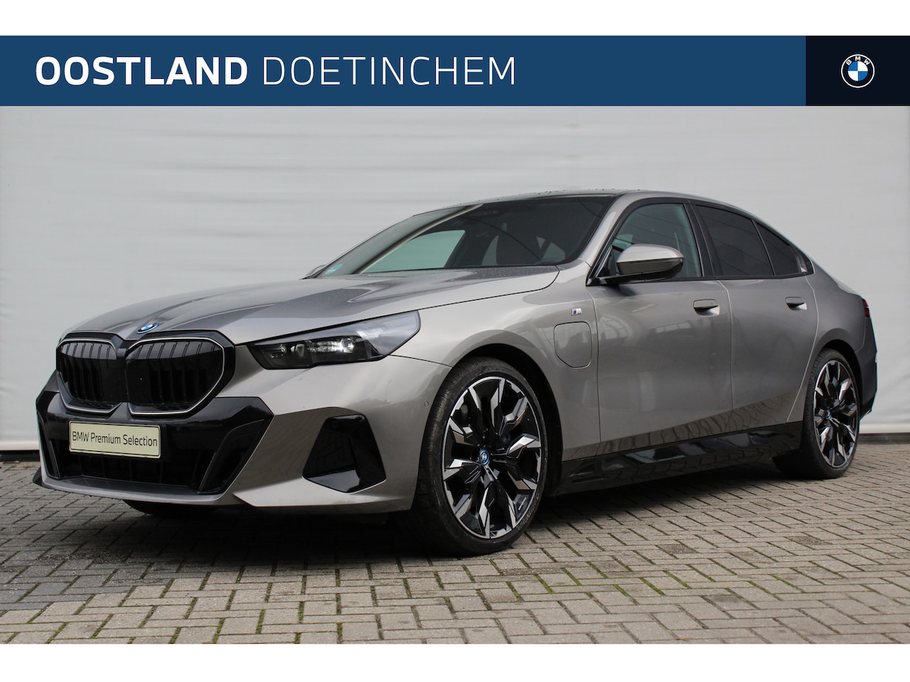 BMW 5-serie - 550e xDrive M Sport Automaat / Panoramadak / Adaptief onderstel / Stoelventilatie / Parkin - AutoWereld.nl