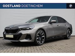 BMW 5-serie - 550e xDrive M Sport Automaat / Panoramadak / Adaptief onderstel / Stoelventilatie / Parkin