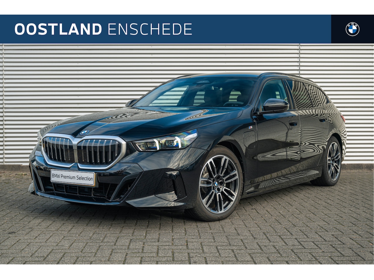 BMW 5-serie Touring - 530e M Sport Automaat / Panoramadak / Trekhaak / Achteruitrijcamera / Adaptieve LED / M Sp - AutoWereld.nl