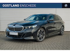 BMW 5-serie Touring - 530e M Sport Automaat / Panoramadak / Trekhaak / Achteruitrijcamera / Adaptieve LED / M Sp