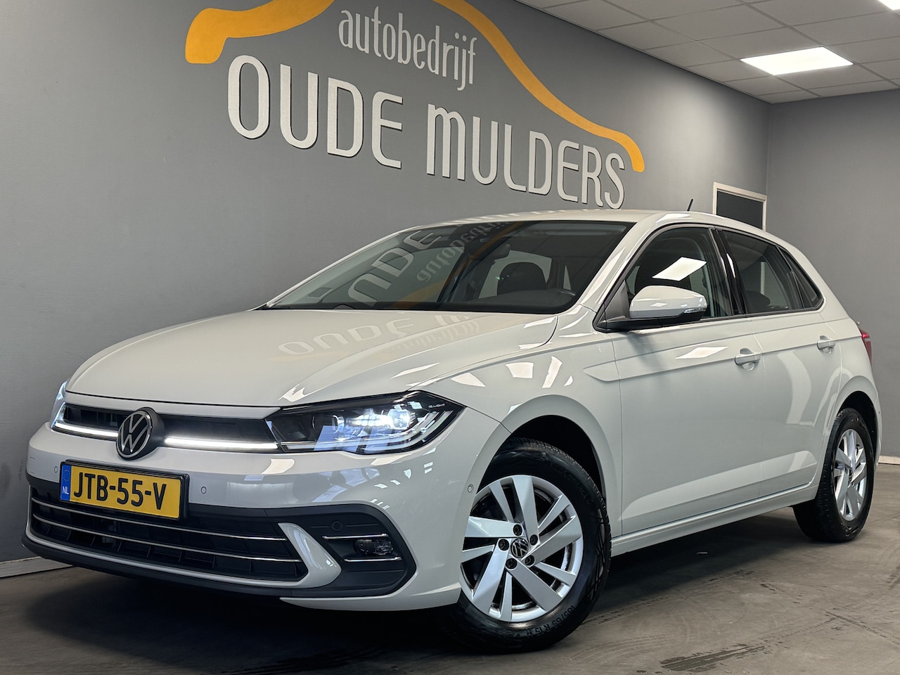 Volkswagen Polo - 1.0 IQ Light/Stoelverwarming/Parkeersensoren/ACC - AutoWereld.nl