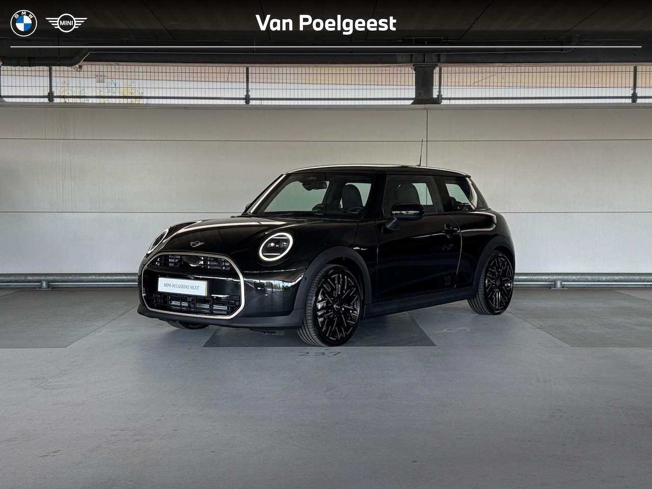 MINI Cooper - 3-deurs 1.5 Cooper C Favoured S | Selections MINI Cooper 3-deurs 1.5 Cooper C Favoured | P - AutoWereld.nl