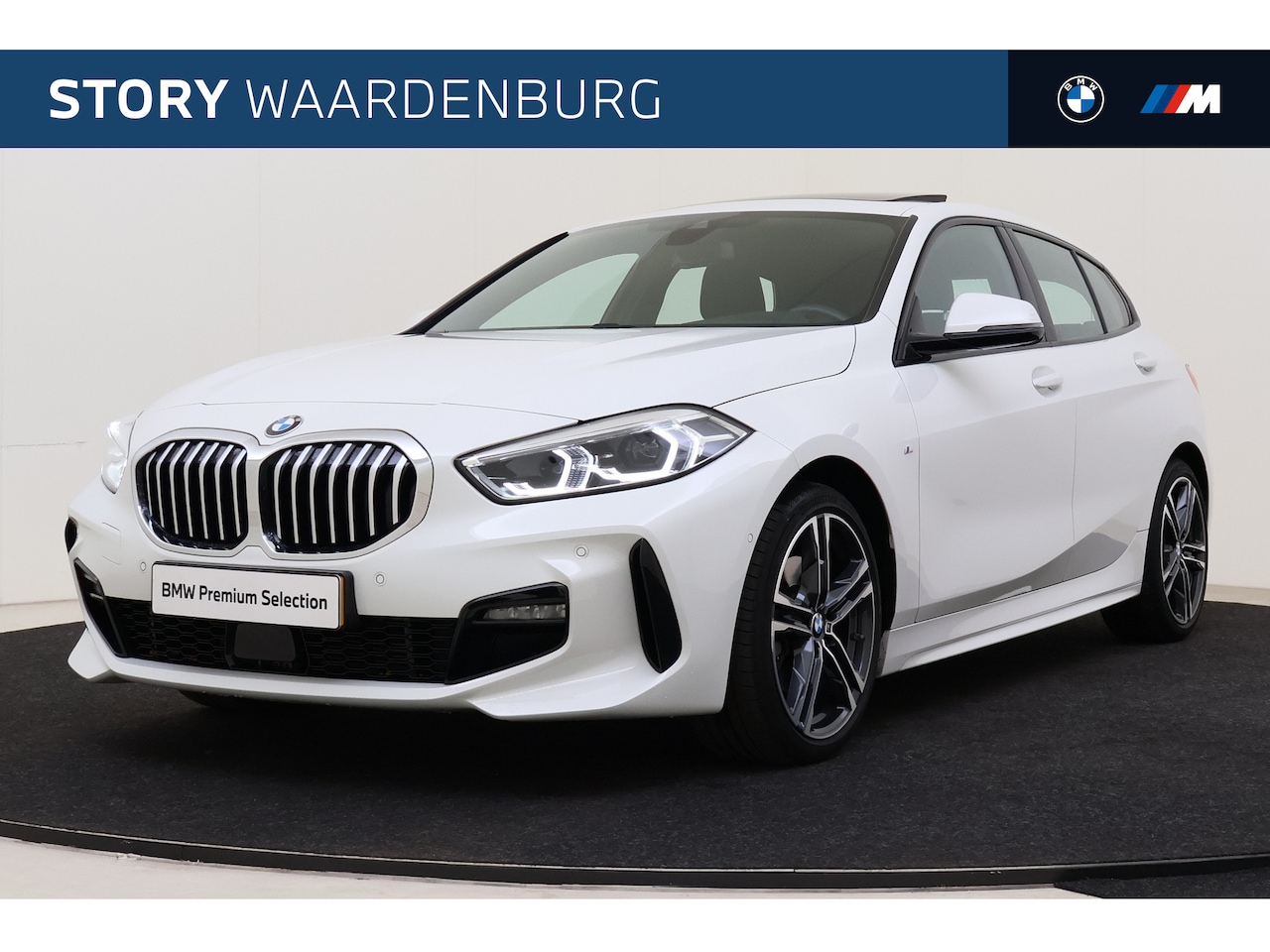 BMW 1-serie - 118i M Sport Automaat / Panoramadak / Sportstoelen / Achteruitrijcamera / LED / M Sportond - AutoWereld.nl
