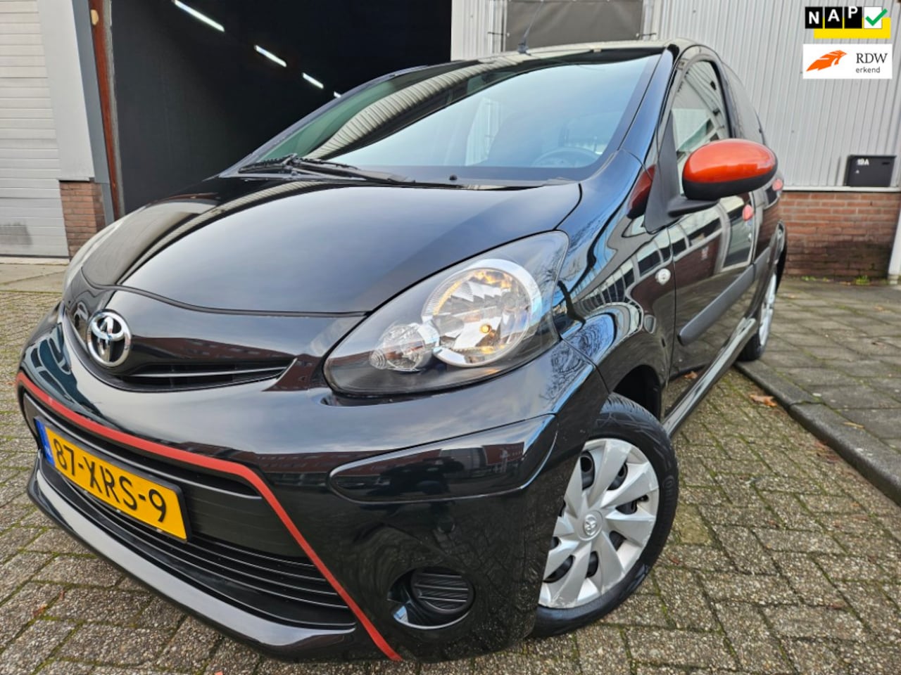Toyota Aygo - 1.0 5 DEURS Orange Black Edition AIRCO Lage km - AutoWereld.nl