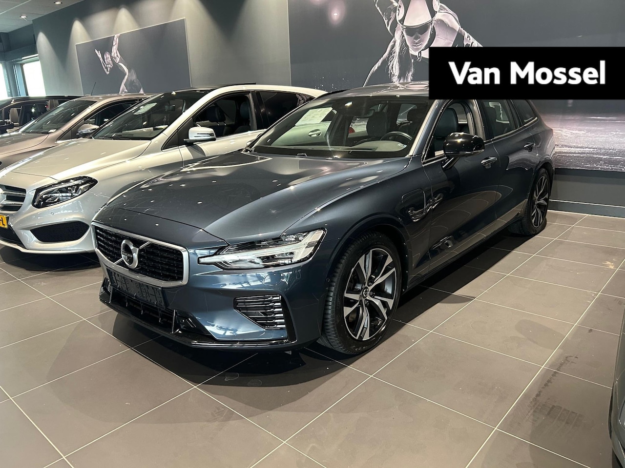 Volvo V60 - 2.0 T8 Twin Engine AWD R-Design | PANORAMADAK | LEDER | HEAD UP - AutoWereld.nl