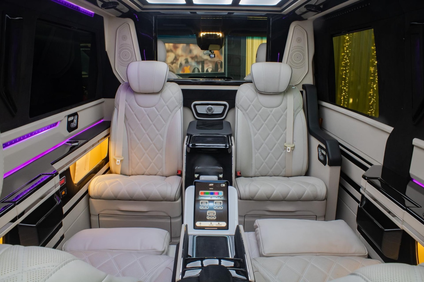 Mercedes-Benz Sprinter - 319 VIP 6 persons - AutoWereld.nl