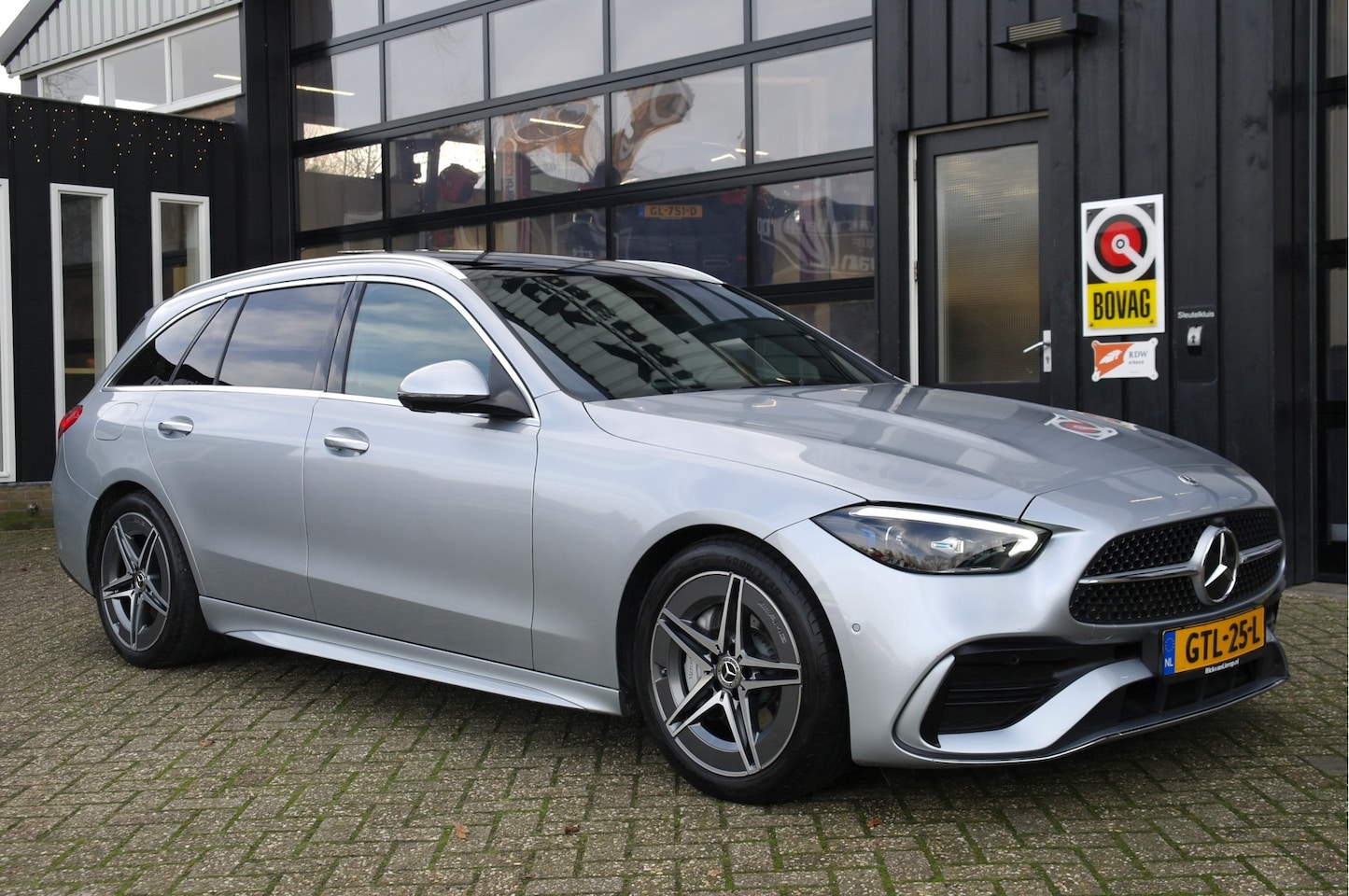 Mercedes-Benz C-klasse Estate - 180 AMG Line | Pano | 360º | Memory | MBUX | NL-Auto | Fabrieksgarantie - AutoWereld.nl
