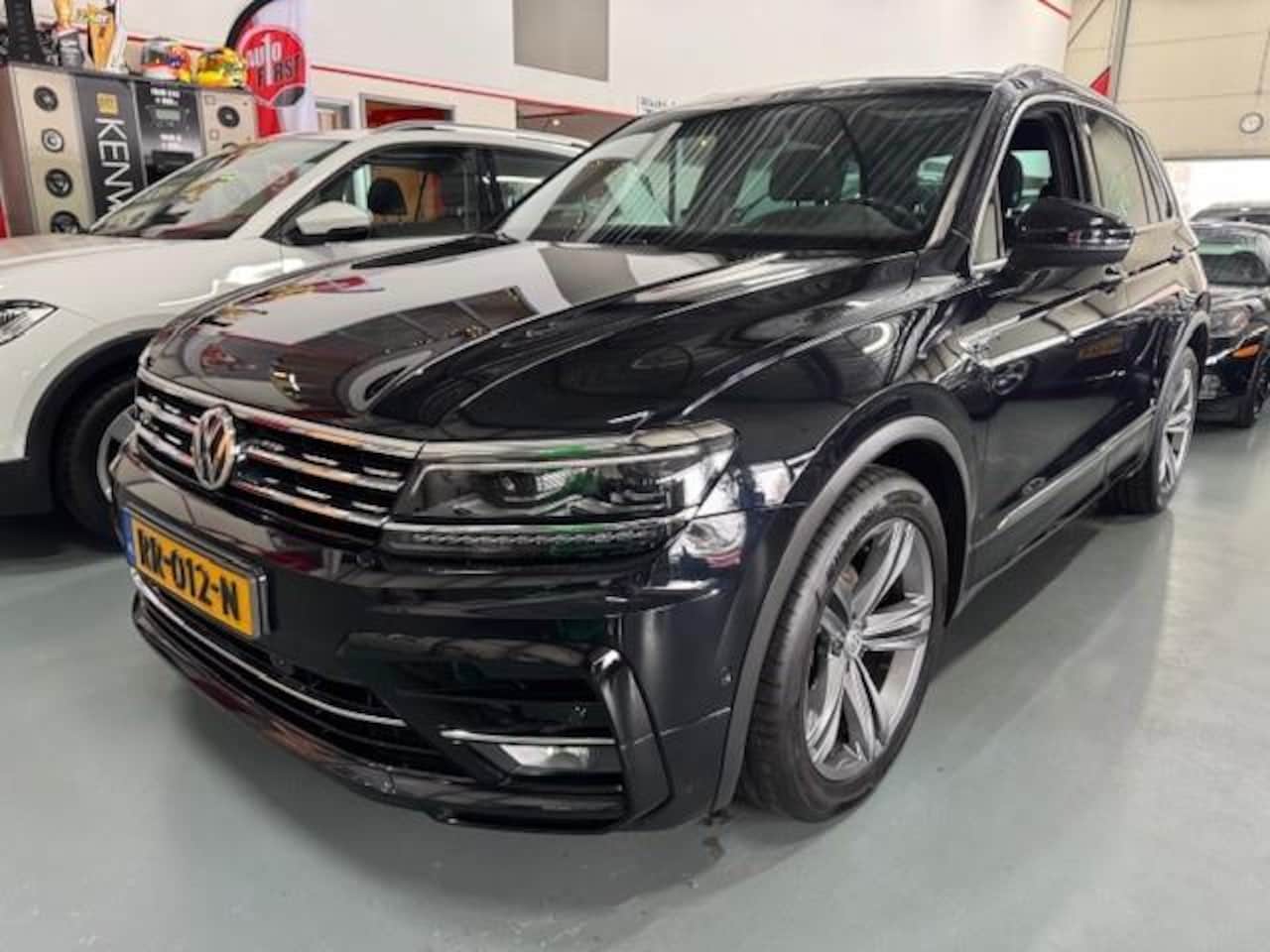 Volkswagen Tiguan - 1.4TSI R-LINE/VIRTDASH PANO/FULL LED/ XENON/THAAK/NAV/CAMERA/ACARPLAY - AutoWereld.nl