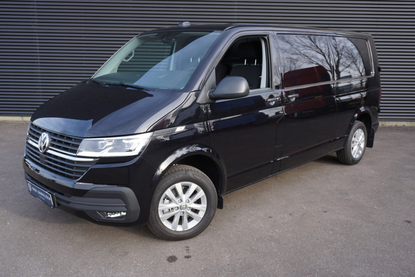 Volkswagen Transporter - 150PK 4x4 Automaat 4-Motion L2 2x Schuifdeur ACC Apple Carplay Trekhaak Stoelverwarming LE - AutoWereld.nl