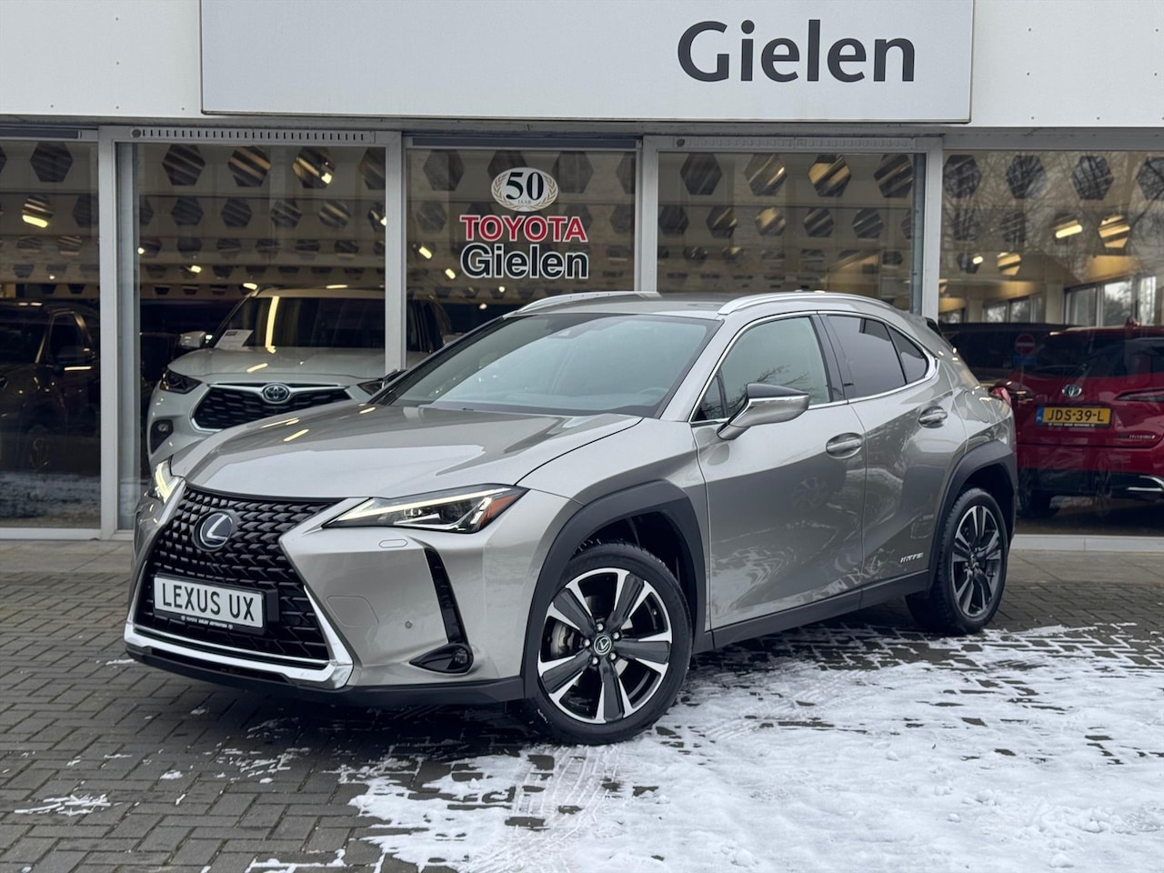 Lexus UX - 250h Preference Line | Dodehoekherkenning, 18 inch, Stoel + Stuurverwarming, Parkeersensor - AutoWereld.nl