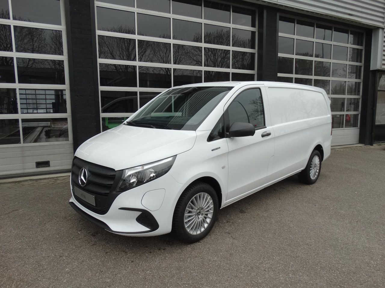 Mercedes-Benz eVito - eVito 112 L2 60 kWh Mercedes-Benz eVito eVito 112 L2 66 kWh - AutoWereld.nl