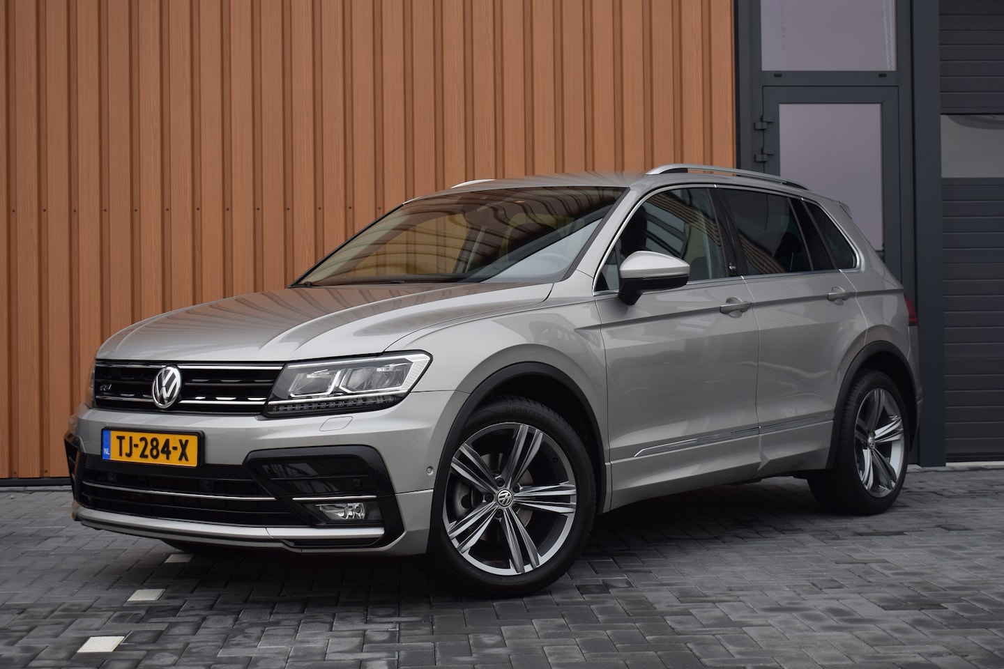 Volkswagen Tiguan - 1.4 TSI 150pk DSG R-line | Camera | Trekhaak - AutoWereld.nl